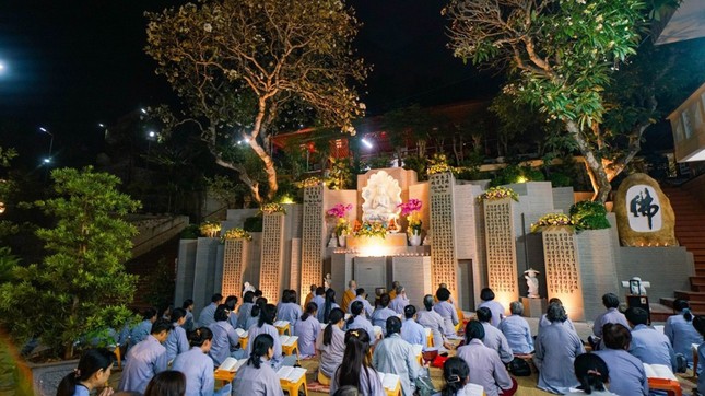 Đại chúng nhiếp tâm trì tụng thần chú Đại bi cầu nguyện Đại chúng nhiếp tâm trì tụng thần chú Đại bi cầu nguyện