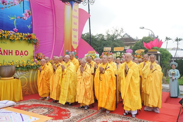 Chư tôn đức Tăng Ni đã cử hành nghi lễ Kỷ niệm ngày Đức Phật thành đạo Chư tôn đức Tăng Ni đã cử hành nghi lễ Kỷ niệm ngày Đức Phật thành đạo