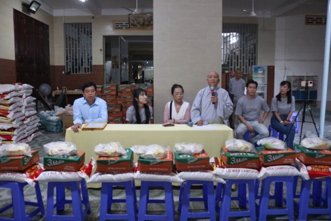 Ni sư Thích nữ Diệu Quang chia sẻ với bà con khiếm thị Ni sư Thích nữ Diệu Quang chia sẻ với bà con khiếm thị