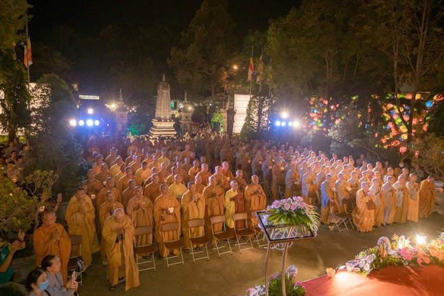 Thành kính hướng về Đức Thế Tôn