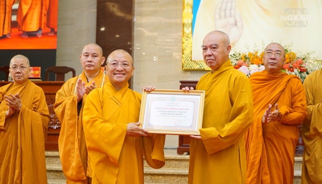 Hòa thượng Thích Nhật Hỷ thay mặt Ban Thường trực Ban Trị sự GHPGVN TP.HCM tặng Bằng tuyên dương công đức đến tập thể Ban Phật giáo Quốc tế GHPGVN TP.HCM