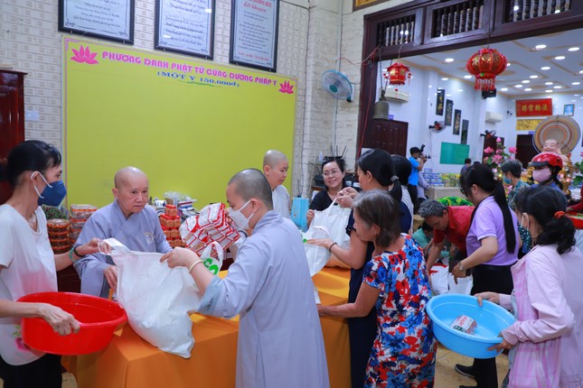 Bà con đi chợ xuân tại chùa Bồ Đề Lan Nhã Bà con đi chợ xuân tại chùa Bồ Đề Lan Nhã