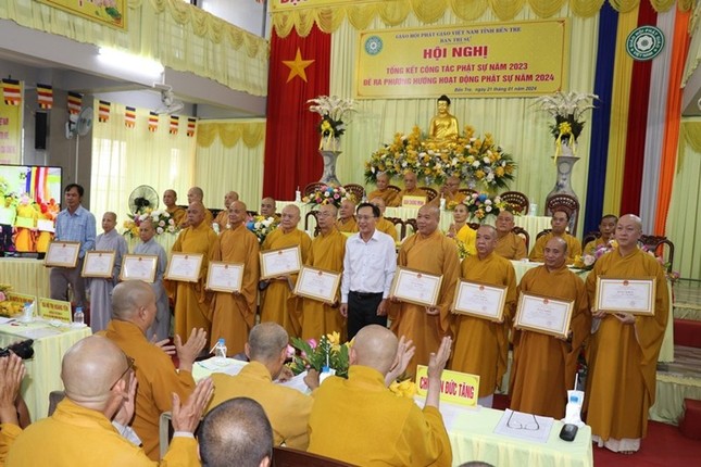 UBMTTQVN tỉnh Bến Tre đã trao tặng Bằng khen cho tập thể và các cá nhân UBMTTQVN tỉnh Bến Tre đã trao tặng Bằng khen cho tập thể và các cá nhân