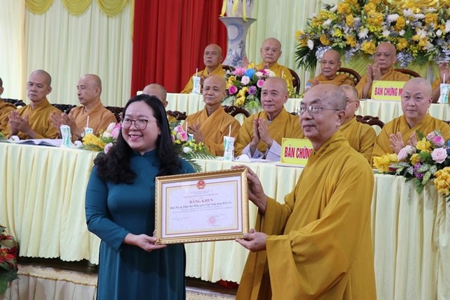 UBMTTQVN tỉnh Bến Tre đã trao tặng Bằng khen đến tập thể Ban Trị sự GHPGVN tỉnh Bến Tre UBMTTQVN tỉnh Bến Tre đã trao tặng Bằng khen đến tập thể Ban Trị sự GHPGVN tỉnh Bến Tre