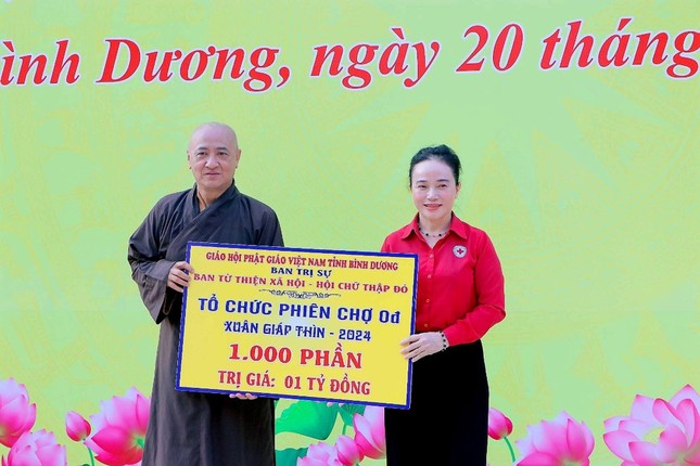 Trao bảng tượng trưng 1.000 phần Trao bảng tượng trưng 1.000 phần