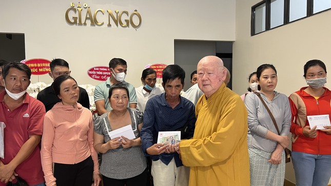 Hòa thượng Thích Duy Trấn trao tiền ủng hộ bệnh nhân khó khăn - Ảnh: Ban TTXH BGN
