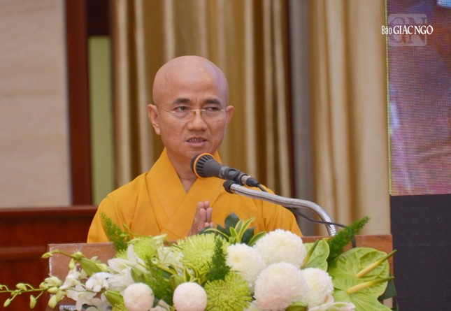 Thượng tọa Thích Thiện Quý, Phó ban kiêm Chánh Thư ký Ban Trị sự giới thiệu đến hội nghị xem video clip báo cáo những thành tựu hoạt động Phật sự năm 2023 của GHPGVN TP.HCM