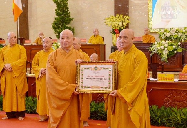 Ban Thường trực Hội đồng Trị sự GHPGVN tặng Bằng tuyên dương công đức đến tập thể Ban Trị sự GHPGVN TP.HCM