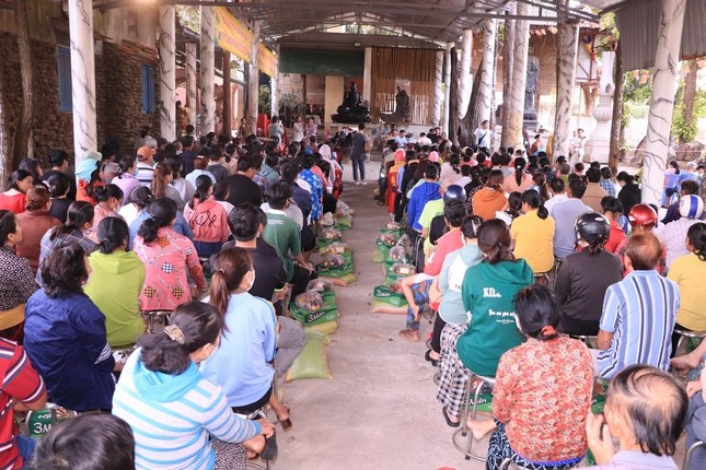 Bà con nghèo, công nhân đến chùa Thanh Long 2 nhận quà Tết Bà con nghèo, công nhân đến chùa Thanh Long 2 nhận quà Tết