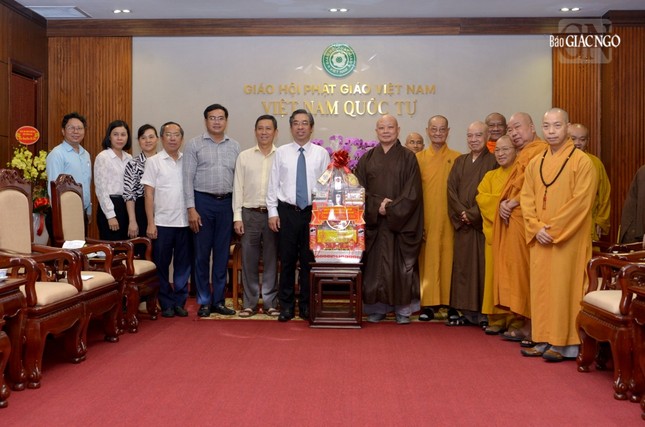 Phó Bí thư Thành ủy TP.HCM Nguyễn Phước Lộc trao quà chúc Tết Giáp Thìn đến lãnh đạo Ban Trị sự GHPGVN TP.HCM