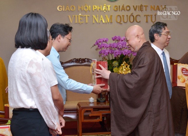Hòa thượng Trưởng ban Trị sự TP.HCM tặng quà Tết đến thành viên phái đoàn