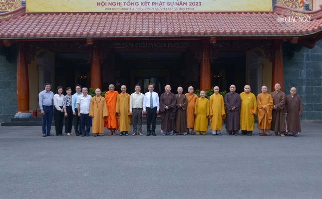 Phái đoàn chụp ảnh lưu niệm trước Trụ sở Ban Trị sự - Việt Nam Quốc Tự