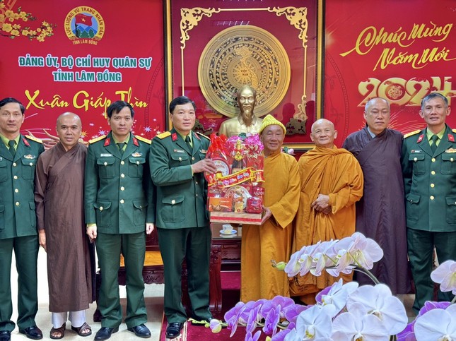 Hòa thượng Thích Thanh Tân trao quà Tết đến lãnh đạo Bộ Chỉ huy Quân sự tỉnh