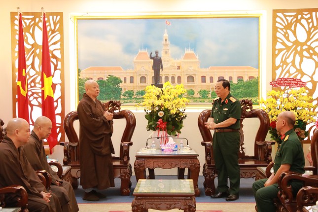 Hòa thượng Thích Lệ Trang chúc Tết đến lãnh đạo Bộ Tư lệnh TP.HCM - Ảnh: Phước Thắng Hòa thượng Thích Lệ Trang chúc Tết đến lãnh đạo Bộ Tư lệnh TP.HCM - Ảnh: Phước Thắng