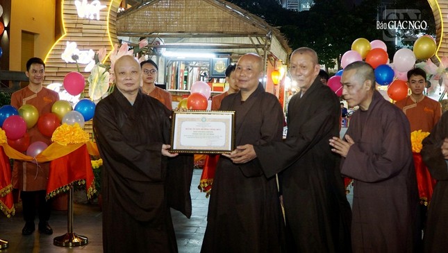 Hòa thượng Thích Lệ Trang trao Bằng tuyên dương công đức đến tập thể Ban Văn hóa