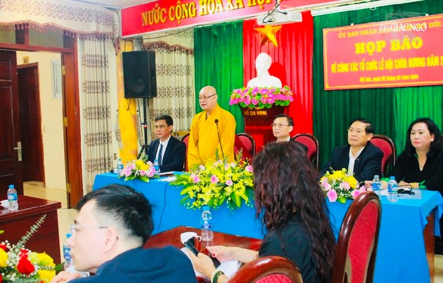 Thượng tọa Thích Minh Hiền trả lời câu hỏi của báo chí Thượng tọa Thích Minh Hiền trả lời câu hỏi của báo chí