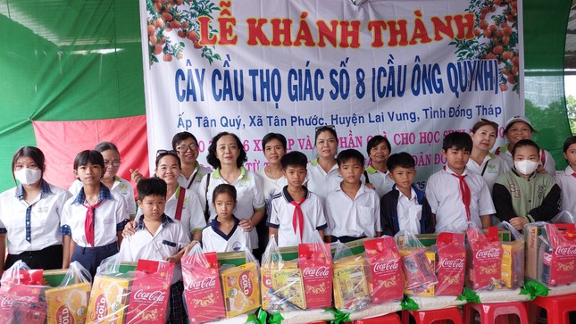 Trao 56 phần quà Tết đến các em học sinh có hoàn cảnh khó khăn tại địa phương - Ảnh: T.G