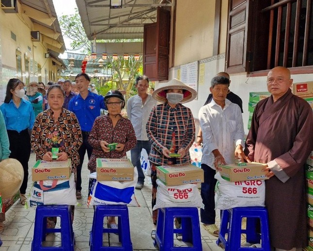 Thượng tọa Thích Thanh Mẫn trao quà Tết Giáp Thìn đến bà con trên địa bàn H.Châu Thành Thượng tọa Thích Thanh Mẫn trao quà Tết Giáp Thìn đến bà con trên địa bàn H.Châu Thành