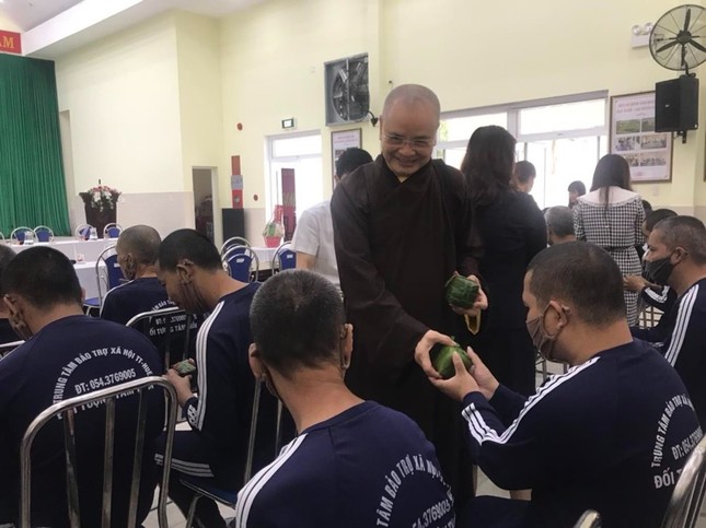Hòa thượng Thích Huệ Phước trao bánh tét đến người tại trung tâm Hòa thượng Thích Huệ Phước trao bánh tét đến người tại trung tâm