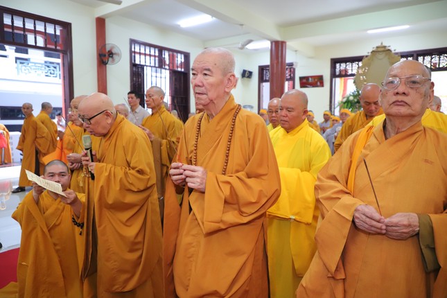 Chư tôn đức niêm hương tưởng niệm