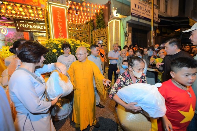 Thượng tọa Thích Nhật Từ trao quà Tết