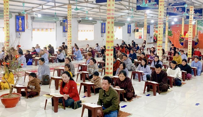 Toàn thể hội chúng trang nghiêm tụng kinh Dược Sư