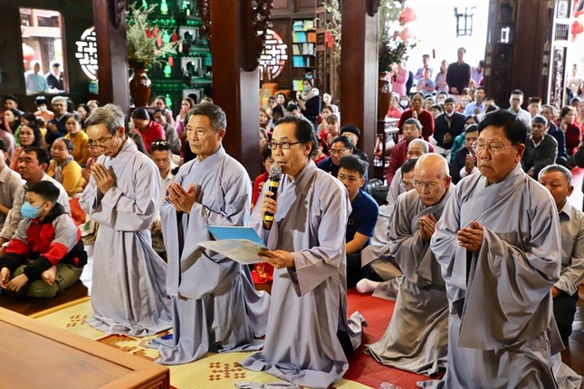 Phật tử Nhuận Trường, đại diện Phật tử dâng lời khánh tuế chư tôn đức Phật tử Nhuận Trường, đại diện Phật tử dâng lời khánh tuế chư tôn đức