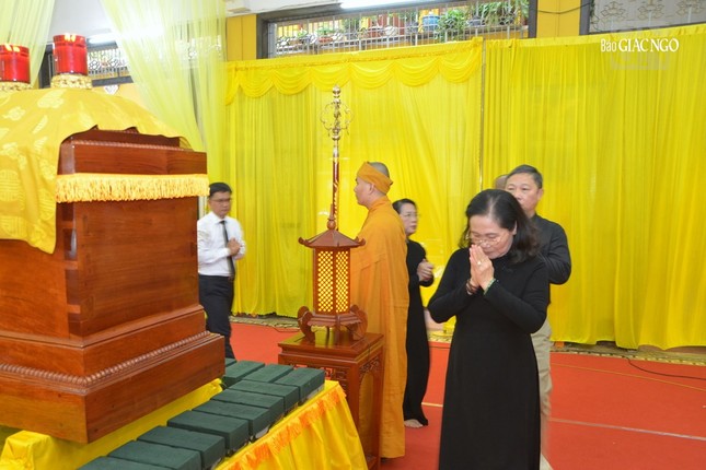 Bà Nguyễn Thị Lệ hữu nhiễu kim quan bái biệt