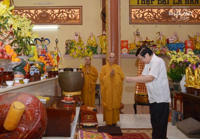 Nguyên Chủ tịch nước Trương Tấn Sang thành kính dâng hương tại chánh điện chùa Pháp Giới Nguyên Chủ tịch nước Trương Tấn Sang thành kính dâng hương tại chánh điện chùa Pháp Giới