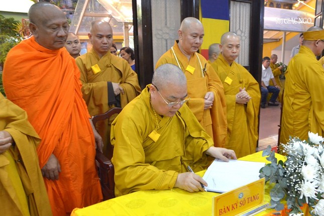 Hòa thượng Thích Thanh Nhiễu viết sổ tang lưu niệm