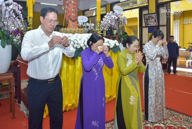 Nguyên Phó Bí thư Thành ủy TP.HCM Võ Thị Dung, nguyên Phó Chủ tịch HĐND TP.HCM Trương Thị Ánh và các vị trong đoàn dâng hương tưởng niệm