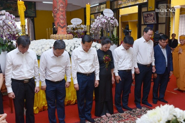 Phái đoàn dành phút tưởng niệm trước Giác linh đài Trưởng lão Hòa thượng Phái đoàn dành phút tưởng niệm trước Giác linh đài Trưởng lão Hòa thượng