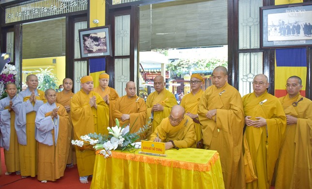 Hòa thượng Thích Nhựt Tấn viết sổ tang lưu niệm