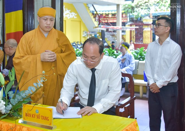 Phó Bí thư Thường trực Thành ủy TP.HCM Nguyễn Hồ Hải ghi sổ tang lưu niệm