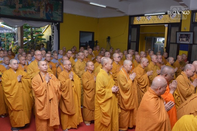 Chư tôn đức Ban Trị sự TP.HCM, các ban chuyên môn, Ban Trị sự TP.Thủ Đức và 21 quận huyện dâng nén tâm hương tưởng niệm