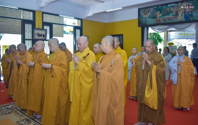 Thành kính niêm hương tưởng niệm