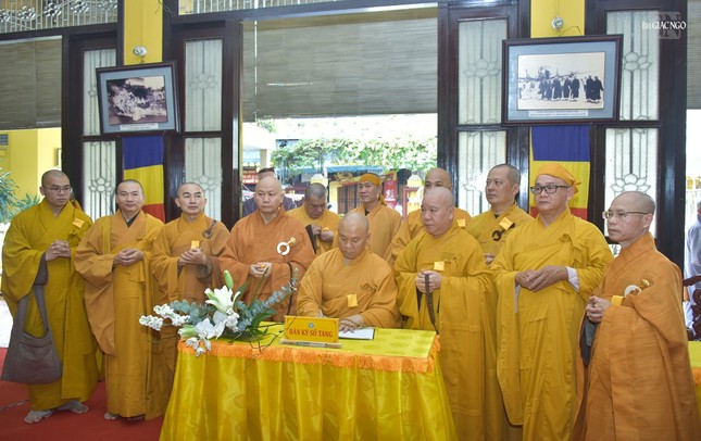 Thượng tọa Thích Minh Bảo, Trưởng ban Trị sự GHPGVN Q.4 viết sổ tang lưu niệm