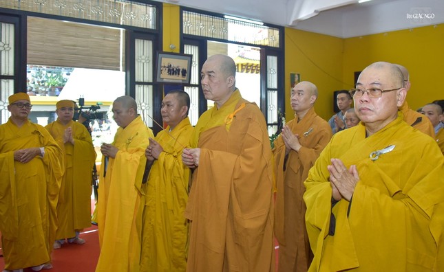 Ban Trị sự GHPGVN Q.5 và đại diện Ban Trị sự tỉnh Bình Thuận kính viếng