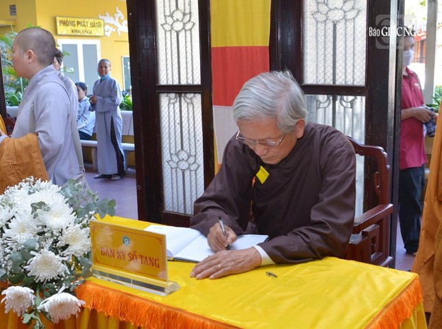 Cư sĩ Trần Đình Sơn viết sổ tang phân ưu