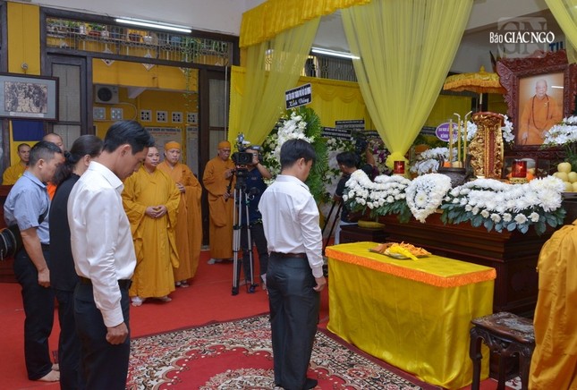 và thành viên đoàn kính viếng