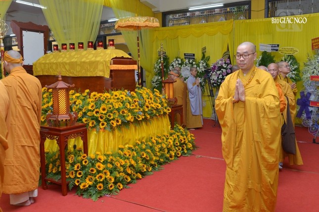 ... do Thượng tọa Thích Quảng Lộc, Trưởng ban Trị sự làm trưởng đoàn...