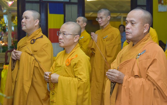 Thượng tọa Thích Nhật Từ đại diện Viện Nghiên cứu Phật học VN và chùa Giác Ngộ (Q.10) kính viếng