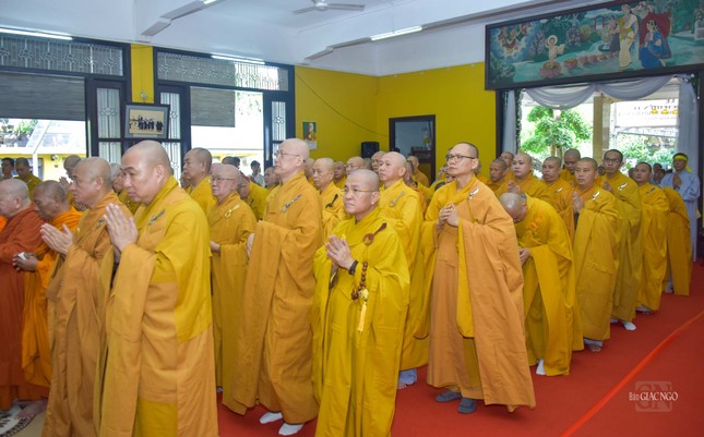 Chư tôn đức các Ban, Viện T.Ư, Ban Trị sự tỉnh thành kính viếng