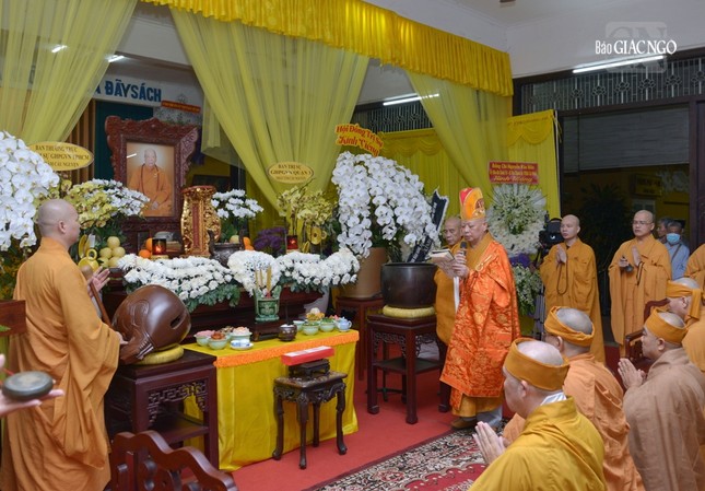 Hòa thượng Thích Lệ Trang thực hiện các nghi thức Lễ khiển điện trước lễ di quan