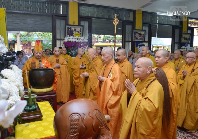 Đức Pháp chủ GHPGVN - Đại lão Hòa thượng Thích Trí Quảng cùng chư tôn đức thắp hương tưởng niệm trước lễ di quan