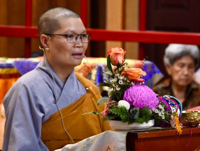 Ni sư Thích nữ Huệ Đức, trụ trì Quan Âm tu viện chủ trì và giảng dạy pháp tu Ni sư Thích nữ Huệ Đức, trụ trì Quan Âm tu viện chủ trì và giảng dạy pháp tu