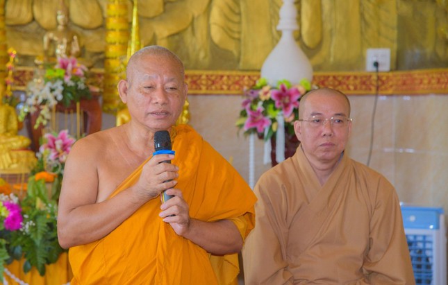 Hòa thượng Tăng Sa Vong trụ trì chùa Buppharam (Cái Giá Chót) báo cáo công tác xây dựng Hòa thượng Tăng Sa Vong trụ trì chùa Buppharam (Cái Giá Chót) báo cáo công tác xây dựng