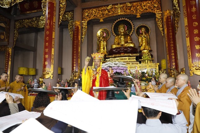 Phật tử cầu nguyện gia đình bình an trong năm mới