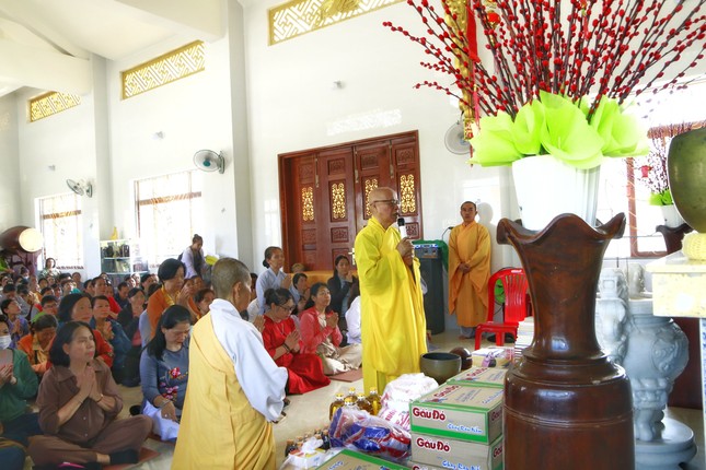 Hòa thượng Thích Chơn Nguyên đại diện đoàn tác bạch cúng dường - Ảnh: CTV