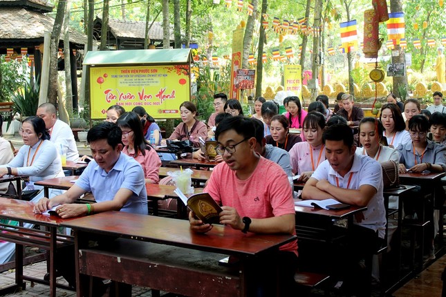 Phật tử về thiền viên tu "Một ngày bình yên" Phật tử về thiền viên tu "Một ngày bình yên"